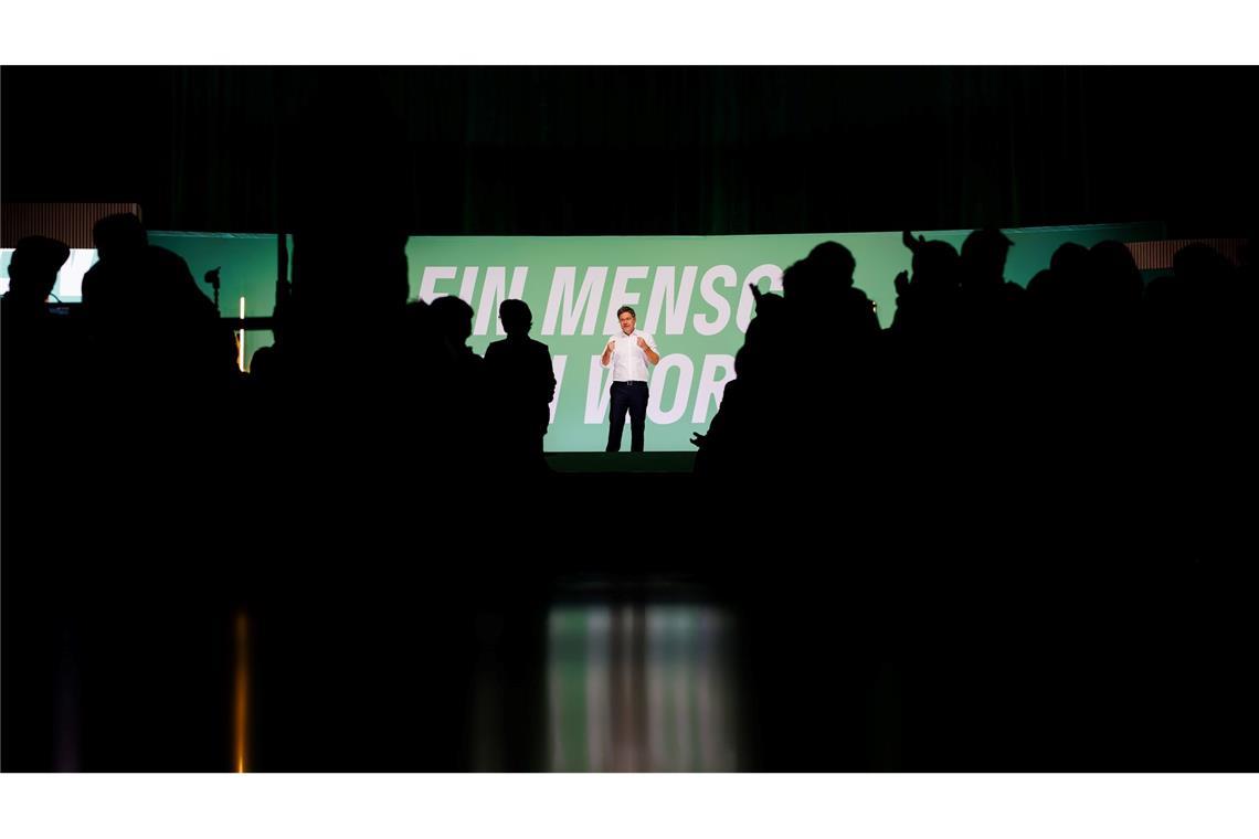 Robert Habeck spricht während einer Wahlkampfveranstaltung der Grünen in der Sick-Arena in Freiburg.