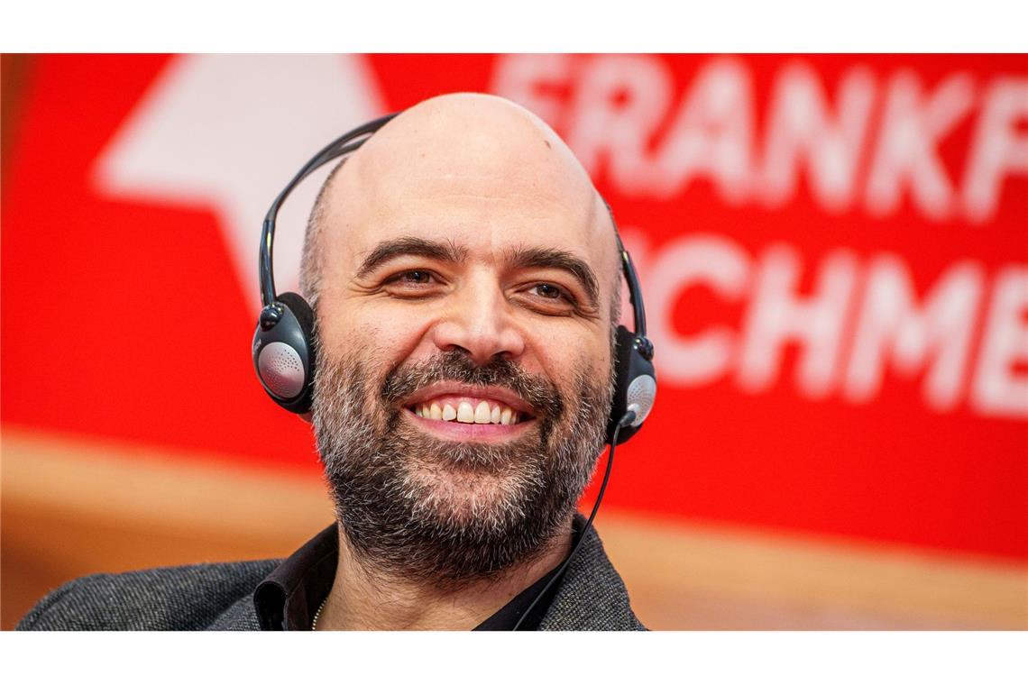 Roberto Saviano, italienischer Autor, lächelt bei einer Diskussionsrunde unter der Überschrift "Schreiben in illiberalen Zeiten".