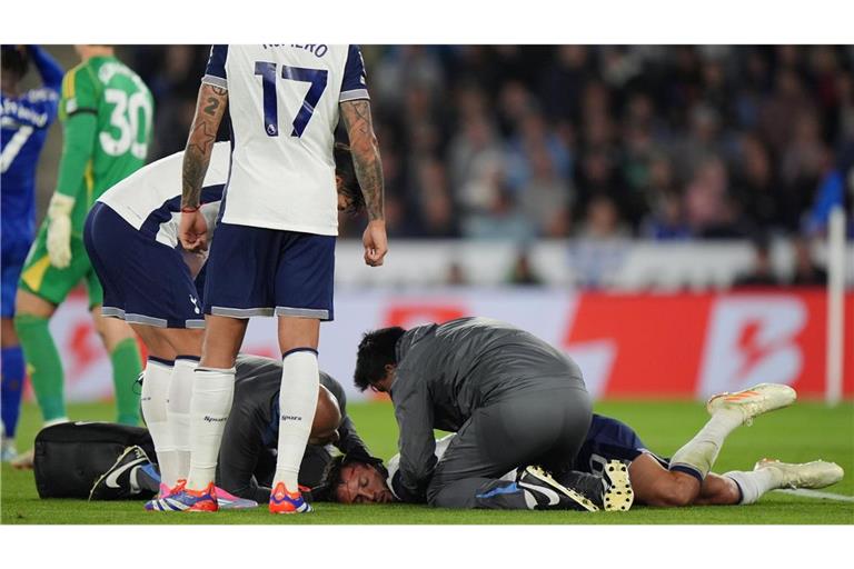 Rodrigo Bentancur wird nach einer Kopfverletzung während des Premier-League-Spiels im King Power Stadium in Leicester behandelt.