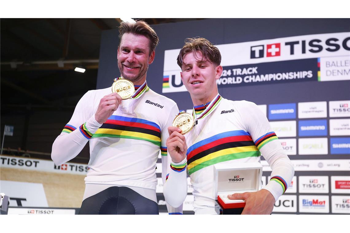 Roger Kluge (l) und Tim Torn Teutenberg feiern Gold bei der Bahnrad-WM.