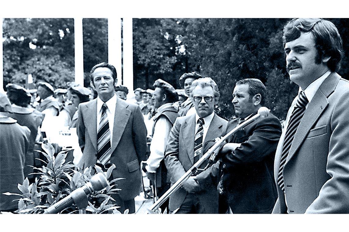 Roland Mack (rechts), der heute noch die Geschicke des Parks längt, hielt die Eröffnungsrede. Mit dabei war auch der Wirtschaftsminister des Landes Baden-Württemberg, Rudolf Eberle (Mitte).