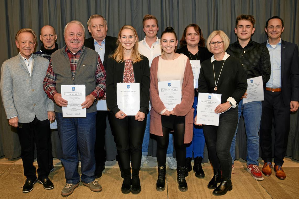 Rolf Kirschbaum (links) und Matthias Ellinger (rechts) mit der Runde der Geehrten (von links) Ralf Fiedler, Dieter Lechner, Norbert Frank, Lisa-Marie Fritz, Yannik Traub, Sophie Fritz, Sabine Hofmann, Svenja Fritz und Tom Kugler. Fotos: Elisabeth Klaper