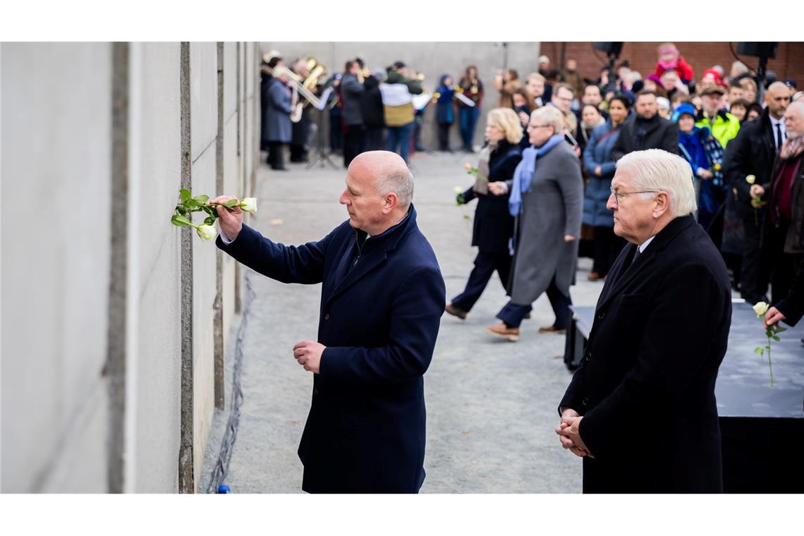 Rosen im Gedenken an die Maueropfer