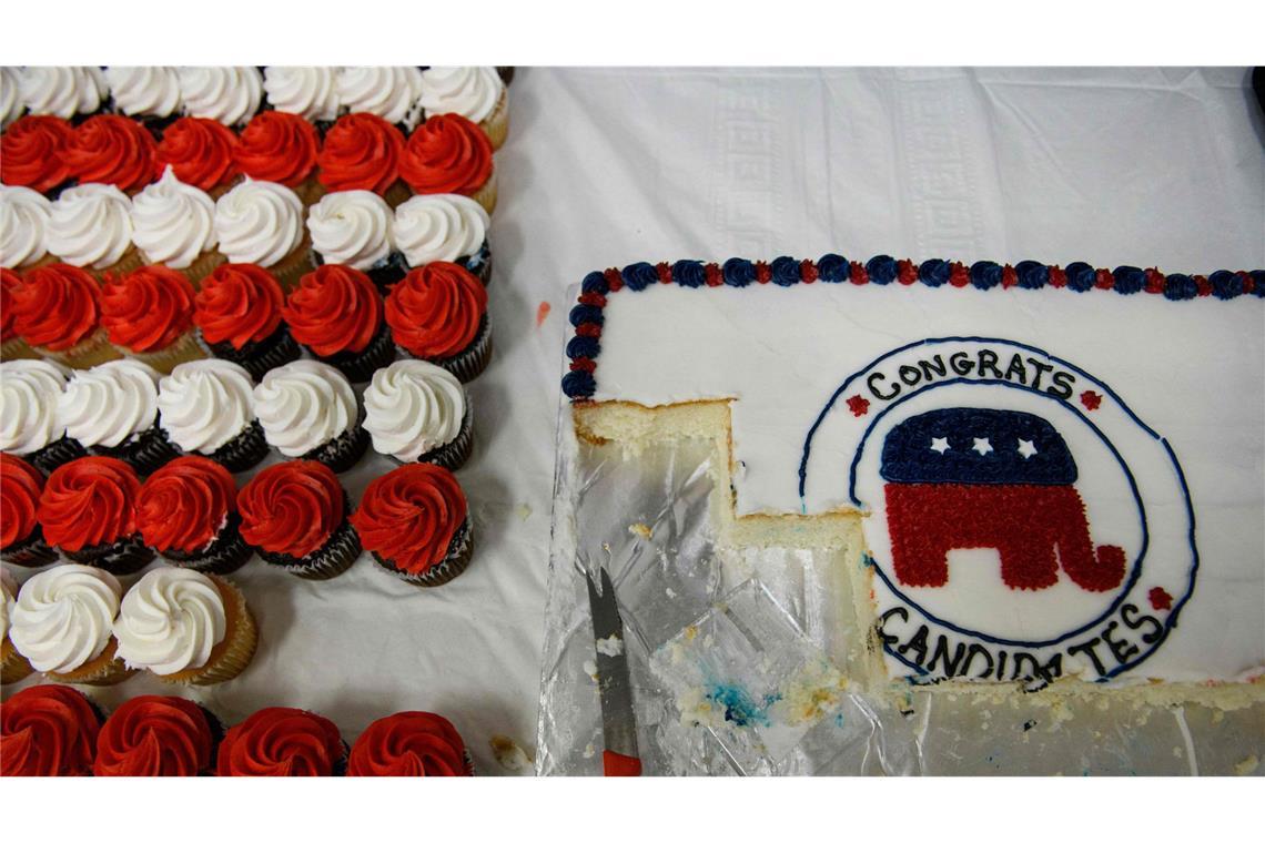 Rot-weiße Cupcakes und ein Elefantenkuchen – Nervennahrung bei einer republikanischen Wahlparty in North Carolina. Donald Trump hat den „Swing State“ gewonnen.