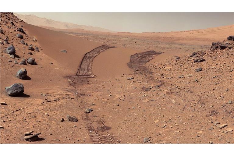 Roter Marsboden mit Spuren des Marsrovers "Opportunity" (Archivbild)