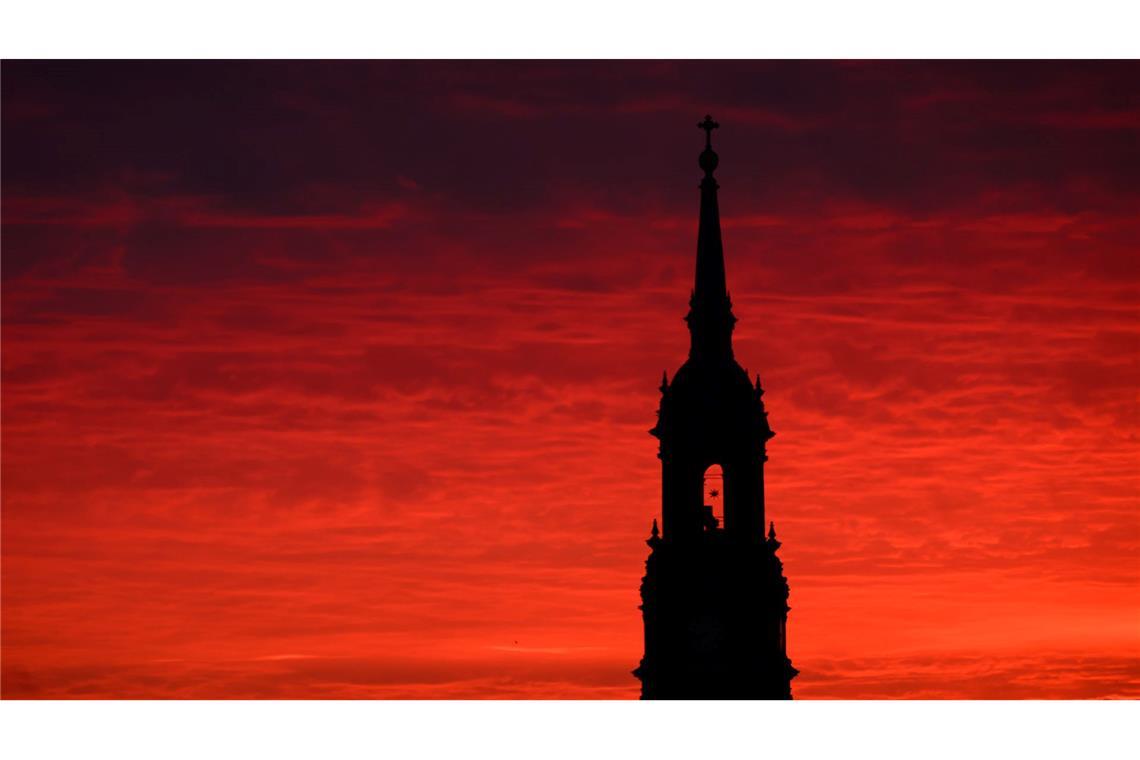 Roter Morgenhimmel hinter der Dreikönigskirche in Dresden.