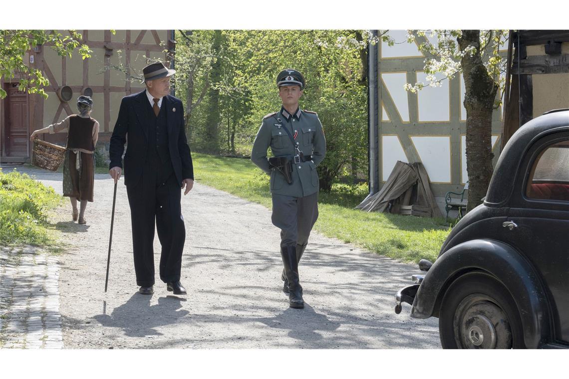 Rother (Ulrich Tukur, li.) und Hagen von Strelow (Ludwig Simon) müssen ein paar Tage in dem Dorf bleiben – bis der Schmied den Wagen wieder flott gemacht hat.