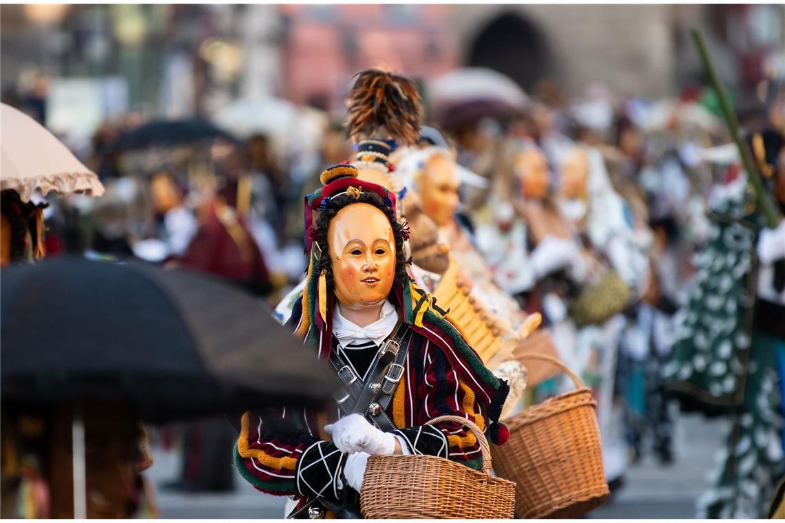 Rottweil –  Narren gehen am Fastnachtsmontag (Foto vom 28. Februar 2022) durch die Stadt: Als schwäbisch-alemannische Fastnacht wird die Fastnacht im südwestdeutschen Raum und Teilen der Nordost- und Zentralschweiz bezeichnet. Dort heißt sie  Fasnad, Fasnet, Fasnacht oder Fasent. Auch wenn die schwäbisch-alemannische Fastnacht  erst am 6. Januar, dem Dreikönigstag, beginnt, wird in weiten Teilen Baden-Württembergs am 11.11. der Auftakt der närrischen Zeit gefeiert.