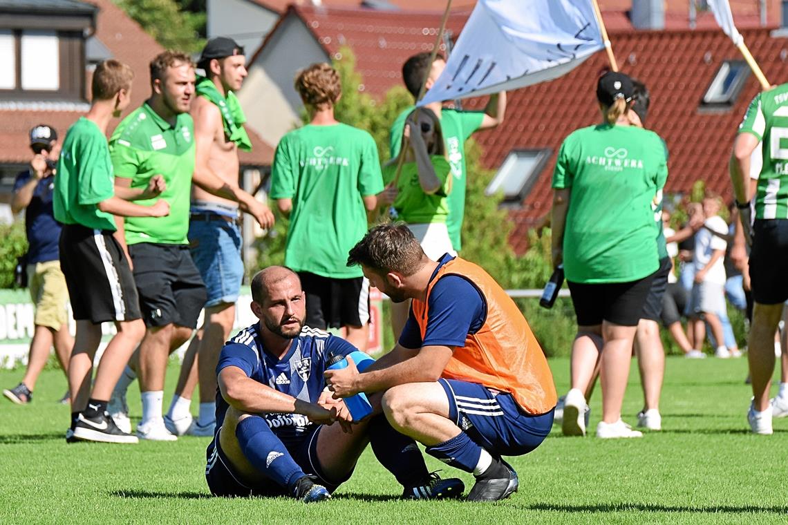 Rudersberg feiert und Murrhardts Routiniers Antonio Randisi (links) sowie Timo Schmid am Boden. Zwölf Jahre nachdem sie wie auch Benjamin Bischoff mit dem VfR den Aufstieg in die Bezirksliga geschafft haben, steigen sie nun mit ihrem Verein wieder ab, nachdem die Elf aus der Walterichstadt im Relegationsspiel mit 0:2 unterlag. Foto: Tobias Sellmaier