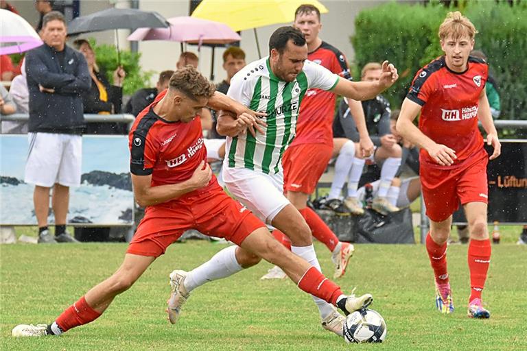 Rückkehrer Marius Weller (links) wirft sich nicht nur in die Zweikämpfe, sondern erzielt für Allmersbach auch das 2:1. Foto: Tobias Sellmaier