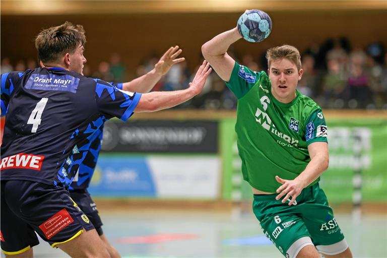 Rückraumspieler Timm Buck (am Ball) will sich mit dem HC Oppenweiler/Backnang morgen nicht aufhalten lassen. Foto: Alexander Becher