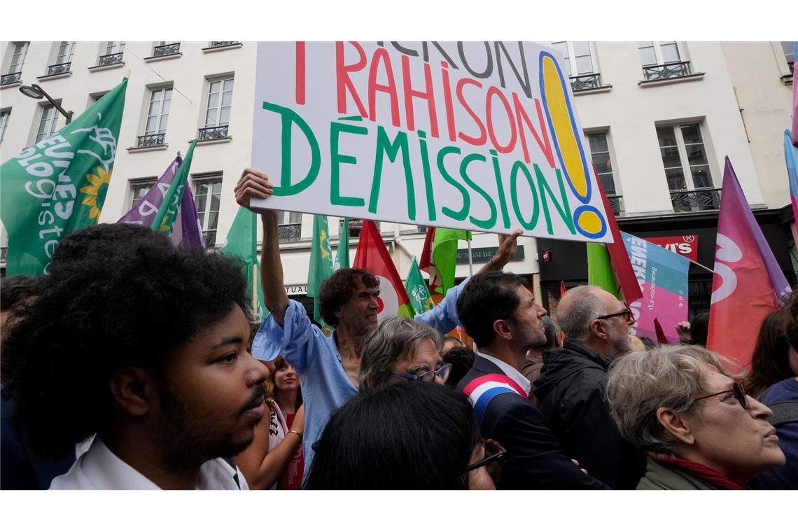 "Rücktritt von Macron - Verrat" wird auf einem Plakat auf einer Demonstration in Paris gefordert.