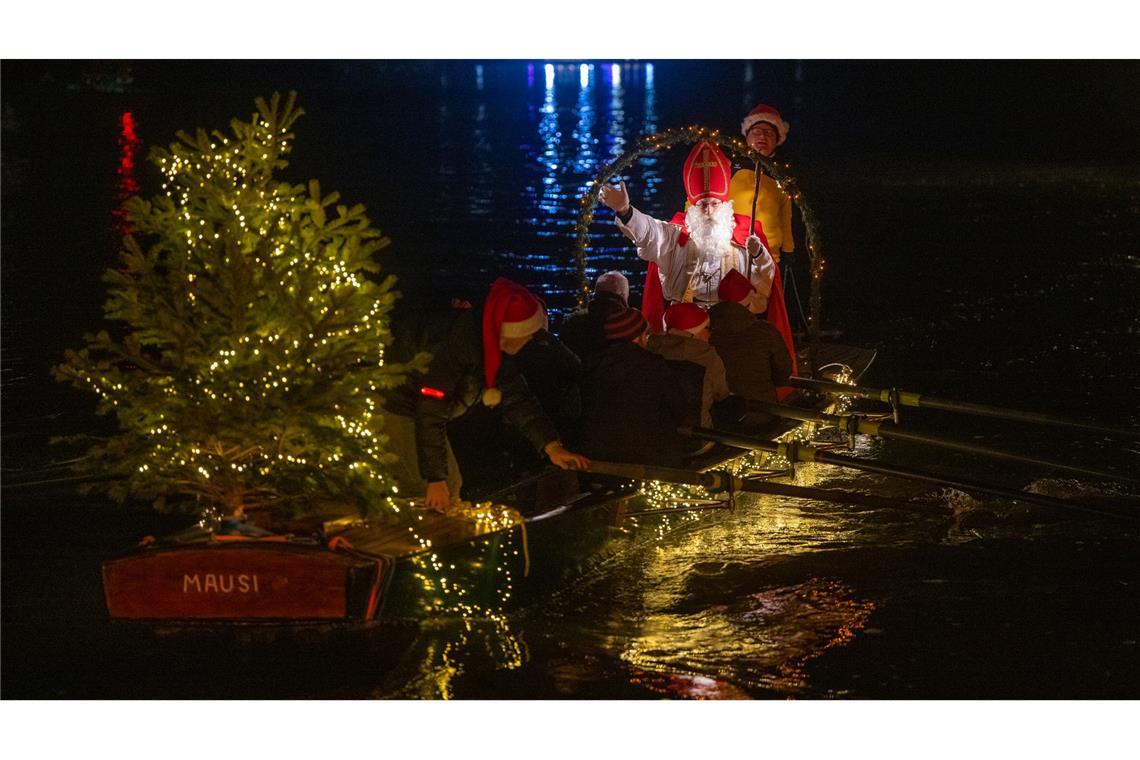 Rund 100 Fackelschwimmer haben den Nikolaus im Ruderboot begleitet.