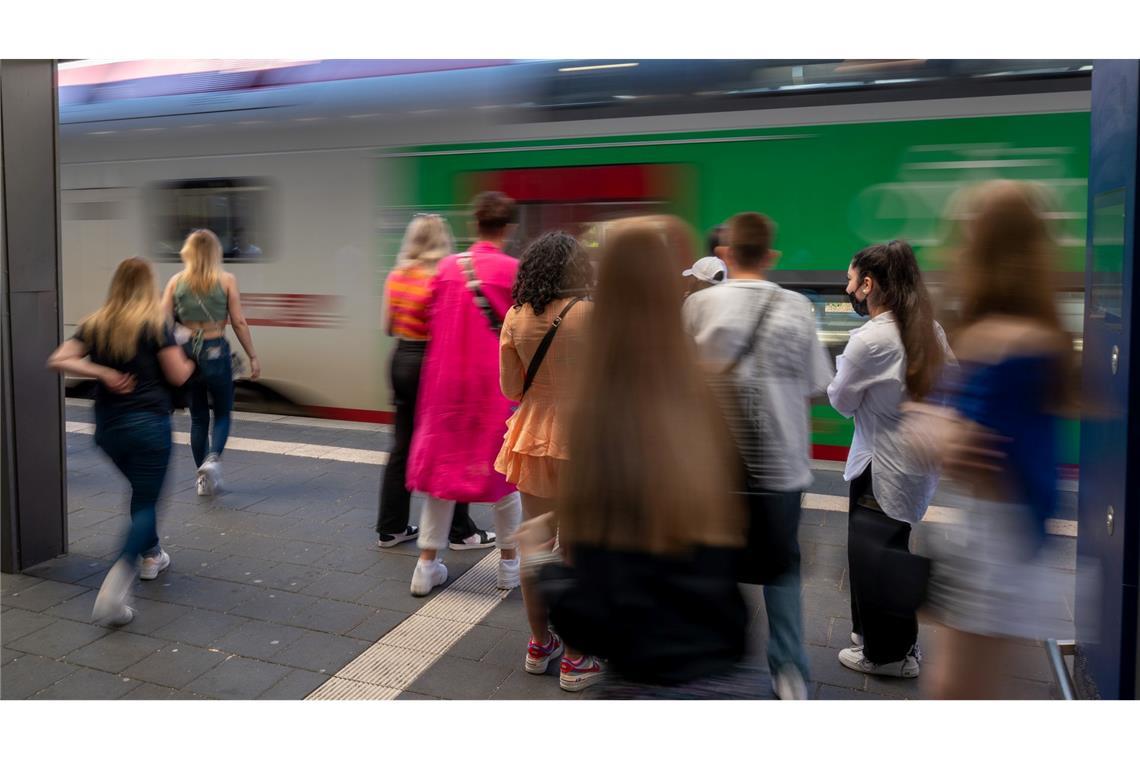 Rund 1,3 Milliarden Fahrgäste nutzten allein den öffentlichen Nahverkehr mit Bahnen. (Archivbild)