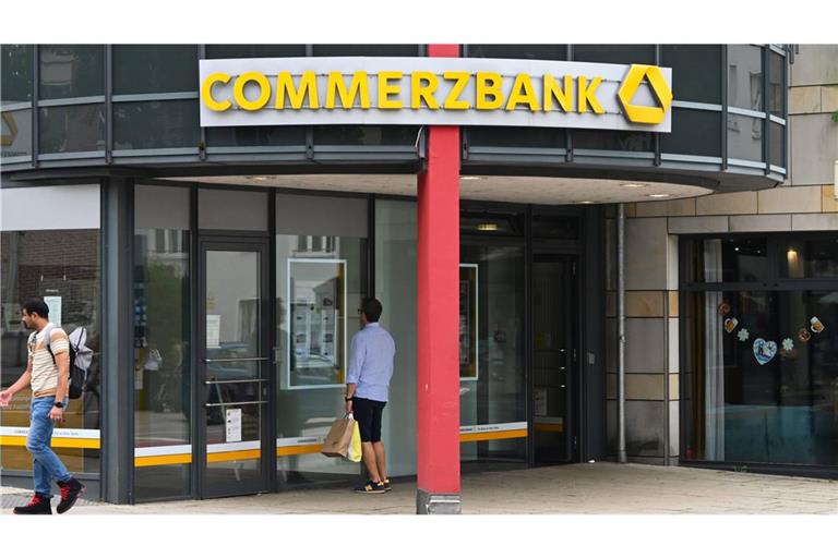 Rund 16 Jahre nach dem Einstieg in der Finanzkrise will sich der Staat schrittweise von seiner Beteiligung an der Commerzbank trennen. (Archivbild)