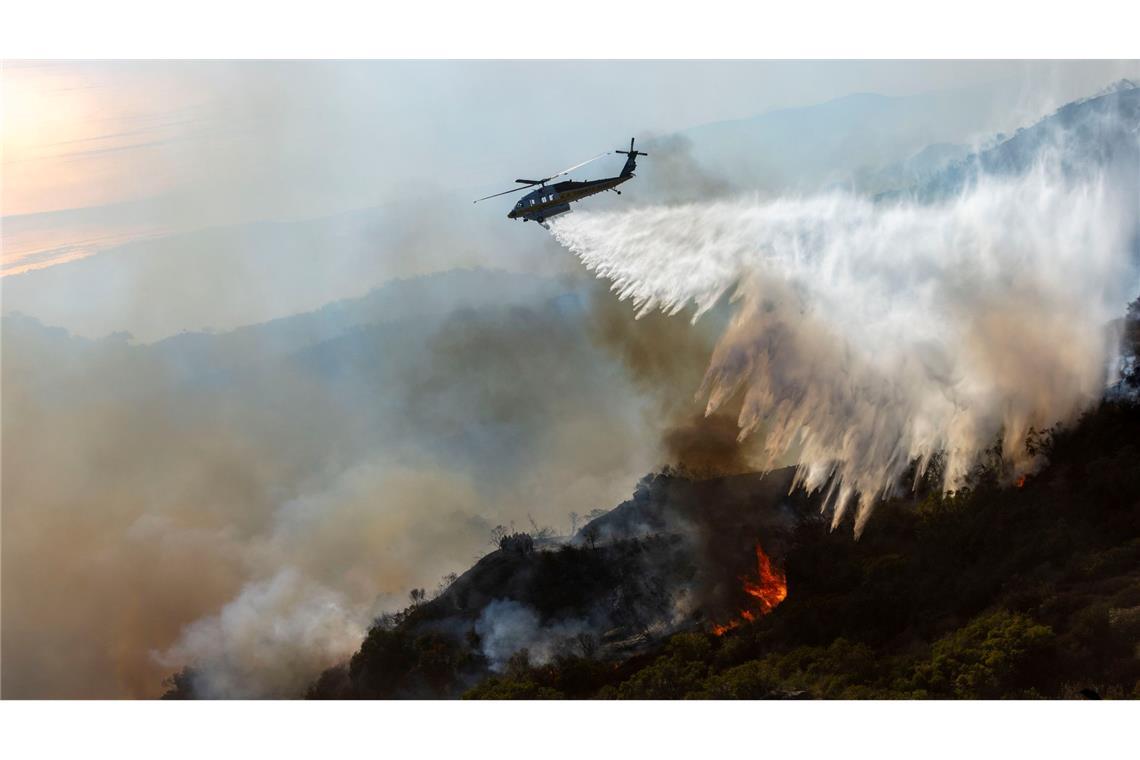 Rund 1.700 Feuerwehrleute bekämpften die Flammen - teils auch aus der Luft.