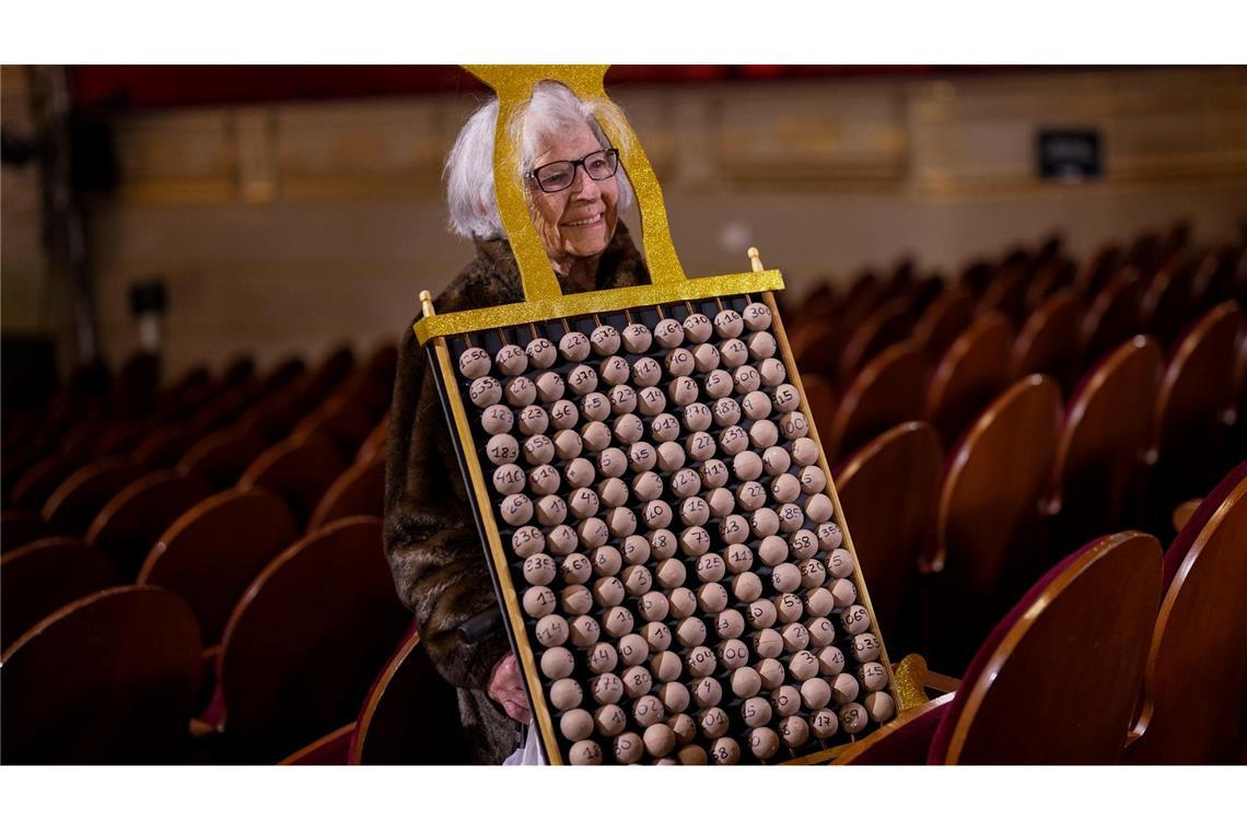 Rund 400 Zuschauer können die Ziehung der Glückszahlen im Madrider Teatro Real direkt miterleben.