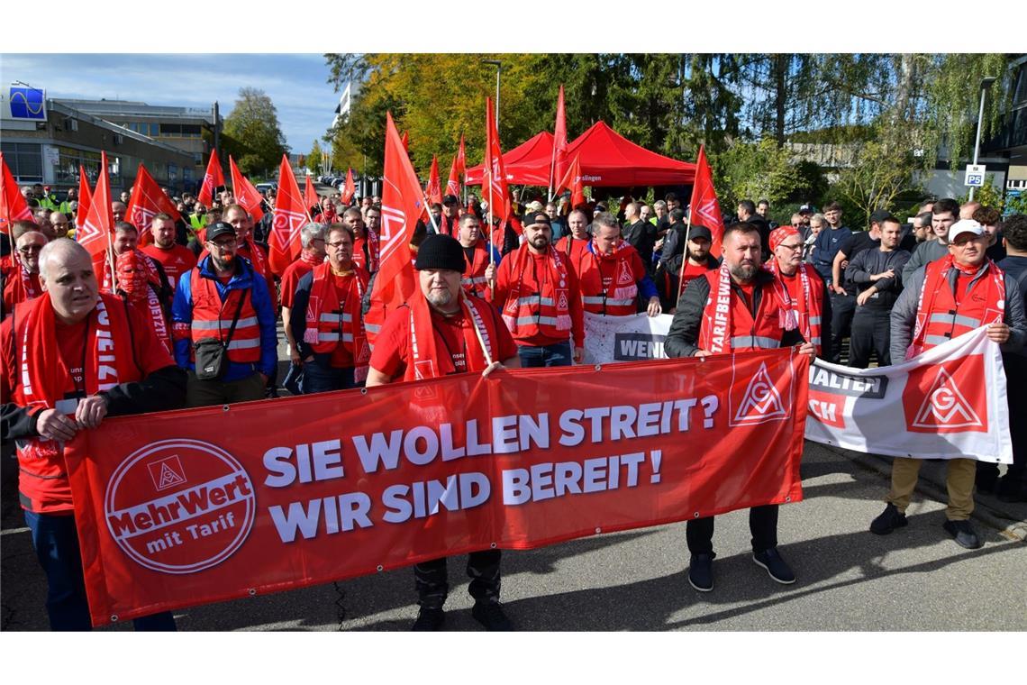 Rund 450 Putzmeister-Beschäftigte nahmen an der Protestaktion vor der Firmenzentrale in Aichtal teil.