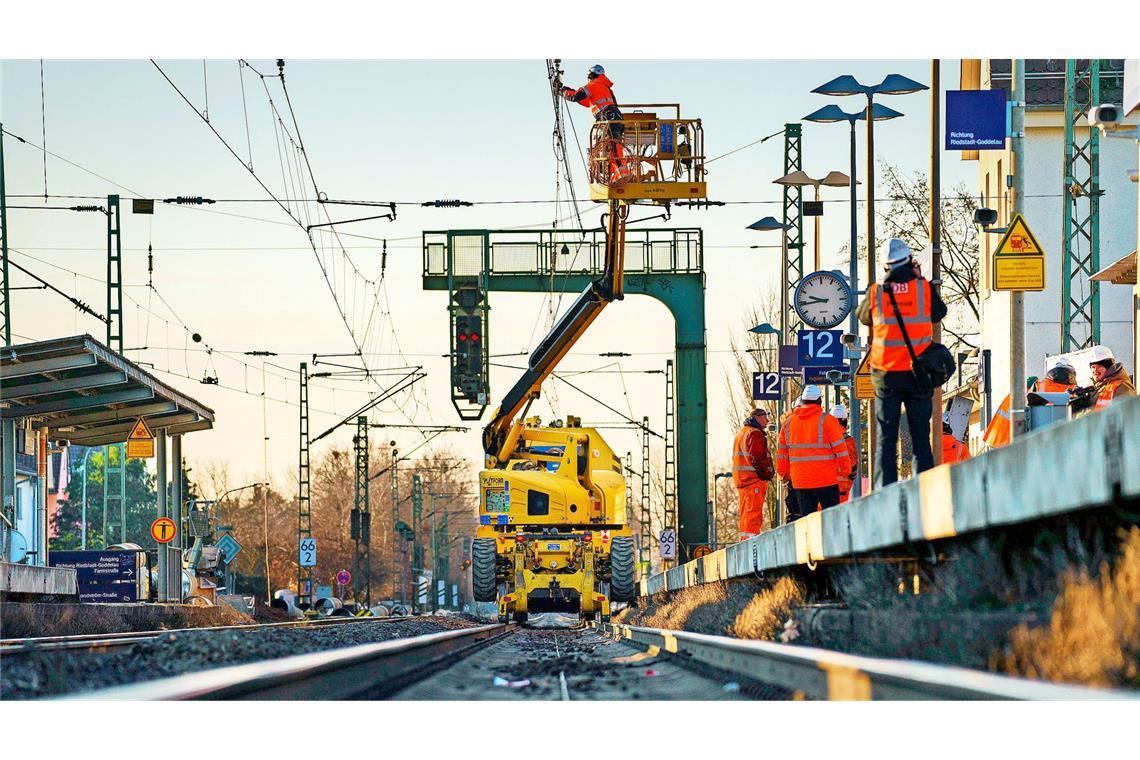 Rund einen Monat nach Beginn der Generalsanierung der Strecke Frankfurt-Mannheim liegen die Arbeiten nach Angaben der Deutschen Bahn (DB) im Zeitplan.