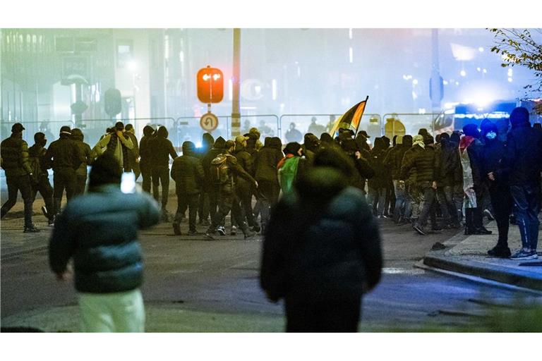 Rund um das Fußballspiel in Amsterdam kam es zu gewaltsamen Ausschreitungen.