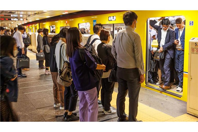 Rush Hour bei Tokyo  Metro an der Haltestelle Ueno in Tokio