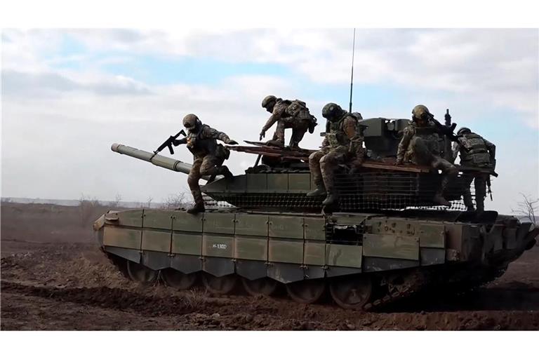 Russische Soldaten in der Ukraine. Der ukrainische Militärexperte Olexander Kowalenko warnt vor den seiner Meinung nach bestehende Gefahren einer Waffenruhe. (Archivbild)