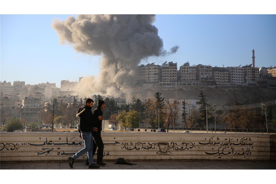 Russische und syrische Kampfflugzeuge haben bei einer Gegenoffensive gegen die Rebellen ihre Angriffe auf die von der Opposition gehaltenen Städte Aleppo und Idlib verstärkt. (Archivbild)