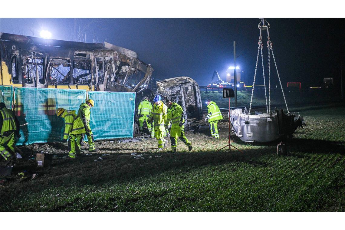 Sachverständige sollen helfen, den Unfallhergang an einem unbeschrankten Bahnübergang zu klären.