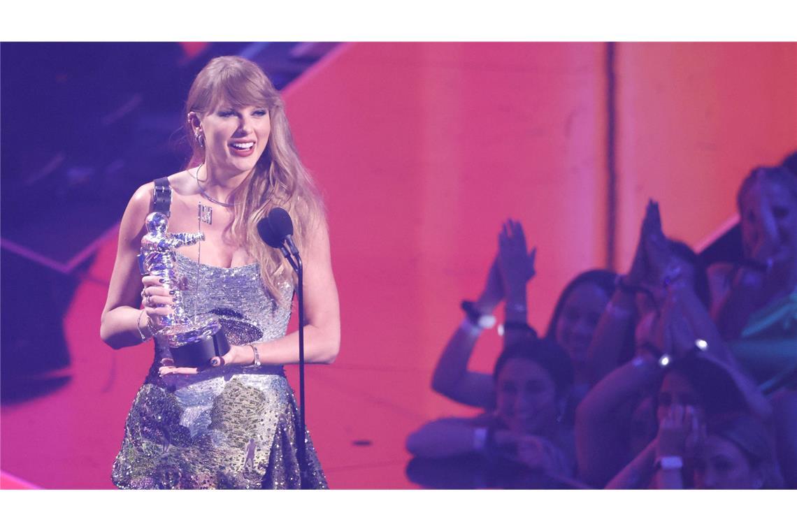 Sängerin Taylor Swift nimmt in der New Yorker UBS Arena eine von sieben VMA-Trophäen entgegen.