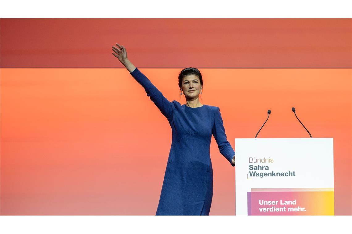 Sahra Wagenknecht stimmt ihre Partei auf den Wahlkampf ein und wird bejubelt.