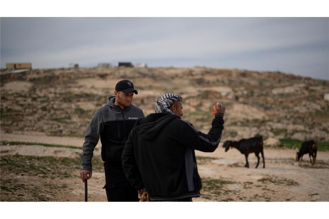 Salem Adra (l), Bruder des palästinensischen Aktivisten Basel Adra, der für "No Other Land" den Oscar für den besten Dokumentarfilm erhielt, unterhält sich mit einem palästinensischen Hirten in der Nähe eines israelischen Siedler-Außenpostens im Dorf Tuwani im Westjordanland.