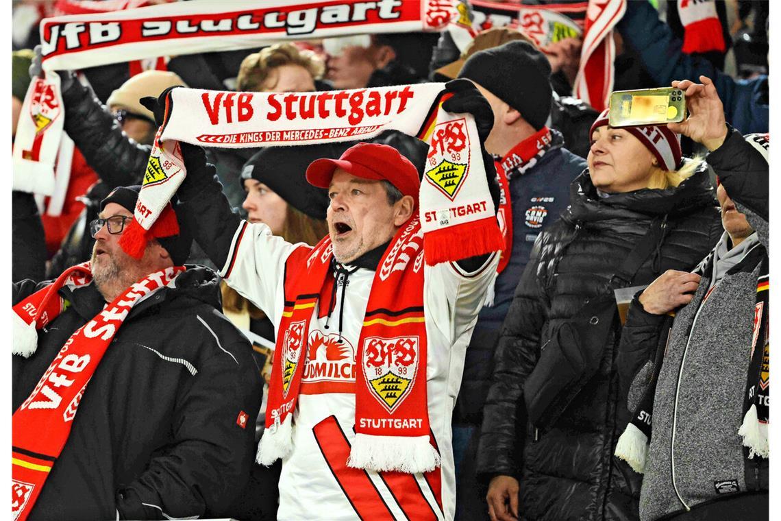 Schal, dicke Jacke und Mütze sind auf den Rängen Trumpf – ansonsten erwärmen Siege wie der des VfB gegen Leipzig die Herzen der Fans.