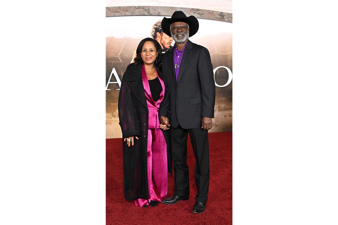 Schauspieler Glynn Turman (r.) trug bei der Premiere von „Gladiator II“ einen schwarzen Anzug und einen Cowboyhut. Seine Frau Jo-Ann Allen trug ebenfalls ein Kostüm, allerdings in einem kräftigen Pink.