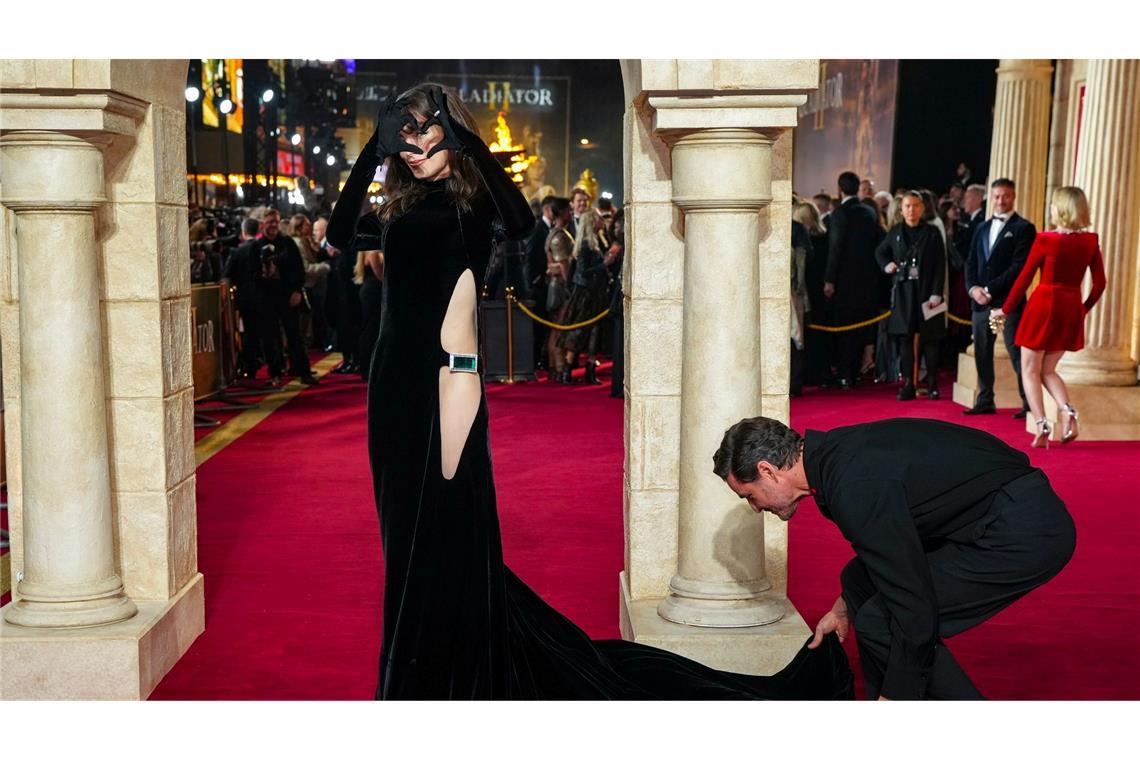 Schauspieler Pedro Pascal rückt das Kleid von Lux Pascal zurecht, als sie bei der Premiere des Films "Gladiator II" in London auf dem Roten Teppich stehen.