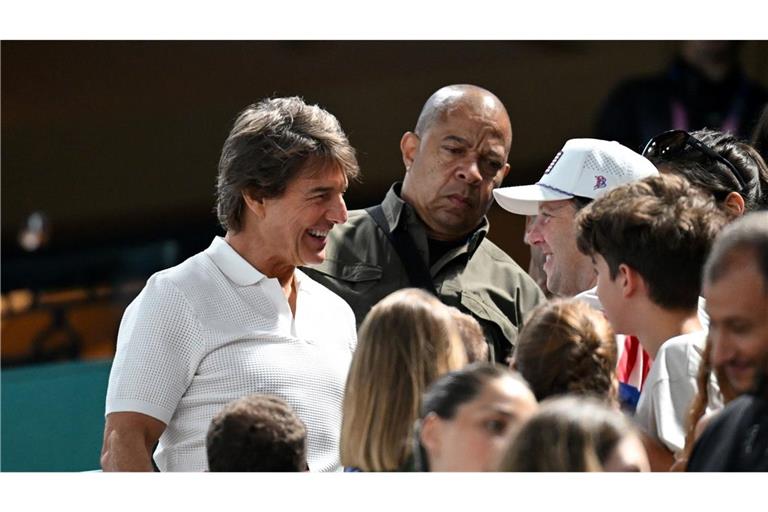 Schauspieler Tom Cruise beim Turnen auf der Tribüne.