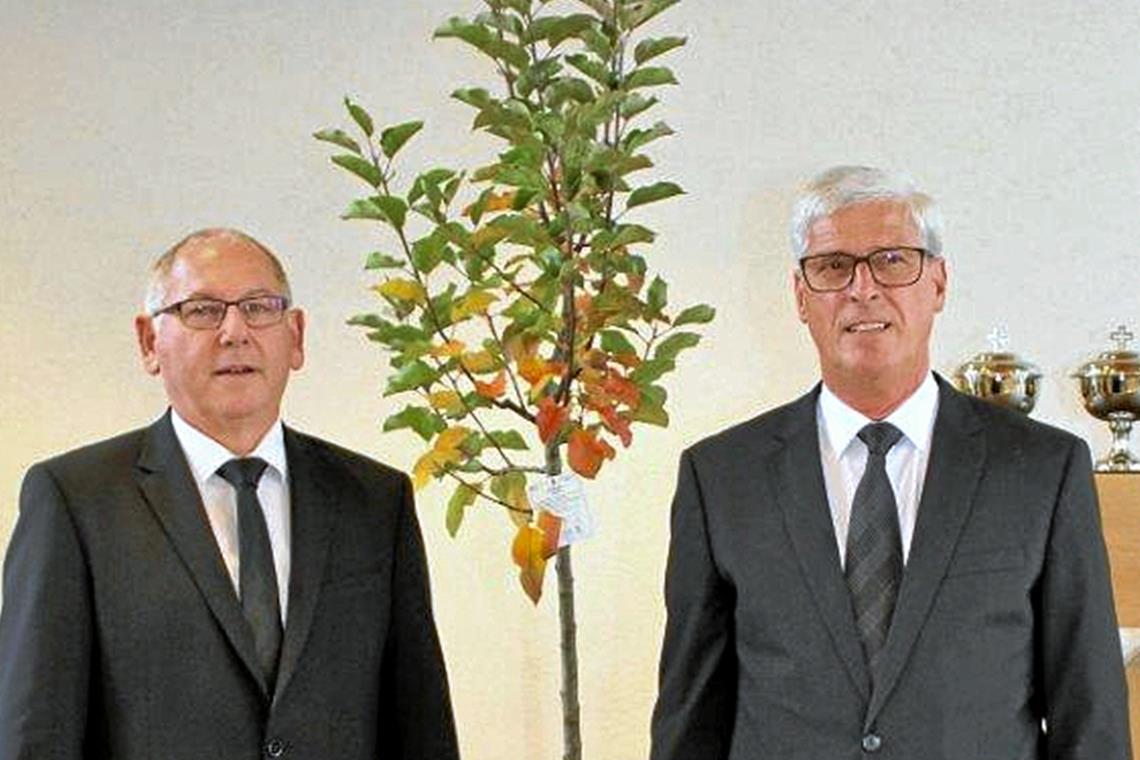 Scheidender Gemeindevorsteher Dieter Schneider (rechts) und sein Nachfolger Bernd Faißt, der nun übernimmt.