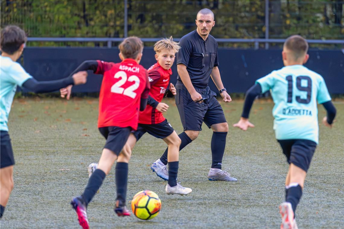 Schiedsrichter-Neuling Albin Jashari aus Backnang ist beim D-Jugend-Spiel in Großaspach immer auf Ballhöhe. Foto: Alexander Becher