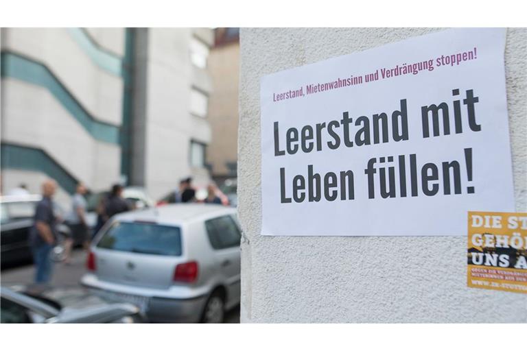 Schilder, die auf den Leerstand und die Spekulation mit Immobilien hinweisen, hängen an einem Haus, das schon einige Zeit leer steht. (Symbolbild)