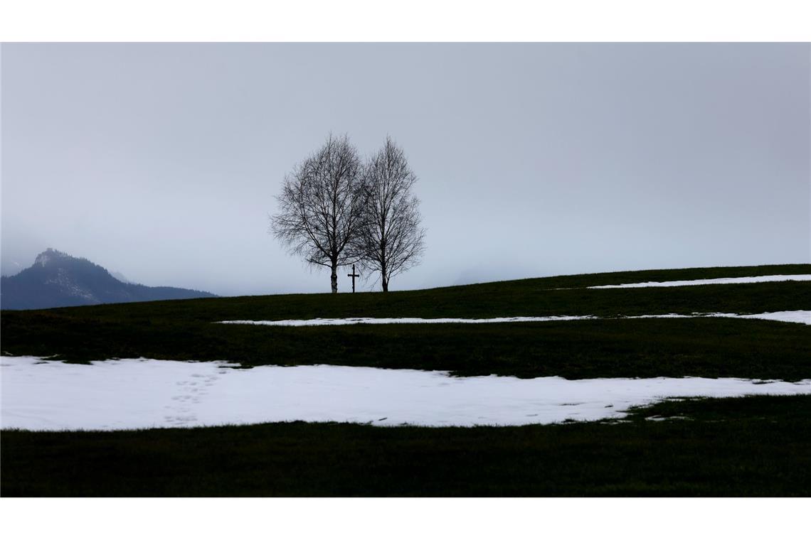 Schnee und Glätte in den Hochlagen, sonst Regen und mildere Temperaturen lautet die Wettervorhersage für das kommende Wochenende (Archivbild).