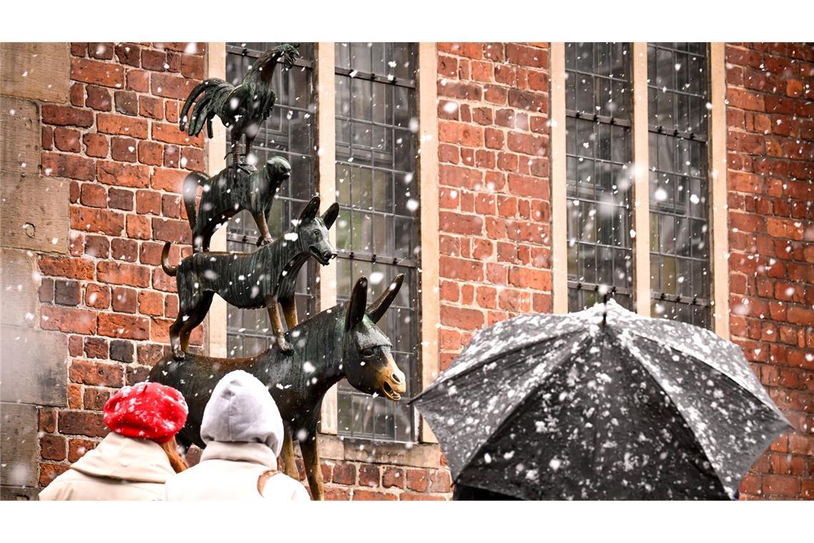 Schneeflocken tanzen um die Bremer Stadtmusikanten