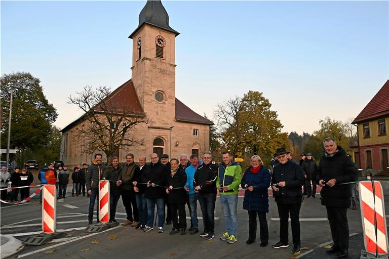 Schneiden das symbolische Absperrband durch (von links): Simon Schwaderer vom Ingenieurbüro Riker und Rebmann, Stadtbauamtsleiter Falk Gfrörer, Baufirmenvertreter Thomas Ebert, Jochen Lohrmann vom Regierungspräsidium, Bürgermeister Armin Mößner, Bürger Kurt Häfner sowie die Stadträte Rolf Kirschbaum, Wolfgang Hess, Walter Heinz, Markus Kiefer, Lukas Metzger, Sonja Allinger-Helbig, Edgar Schäf und Andreas Winkle. Foto: Elisabeth Klaper