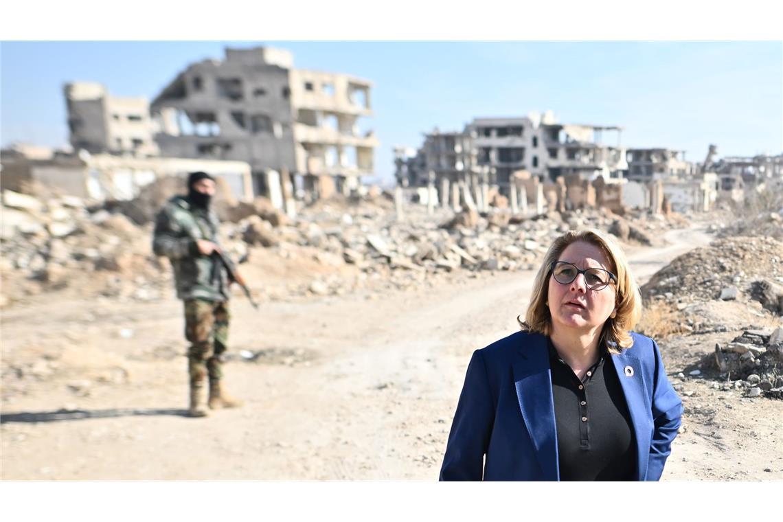 Schockiert sieht sich Entwicklungsministerin Svenja Schulze (SPD) im zerstörten Dschubar um. In dem Viertel lebt heute niemand mehr. Die Gebäude sind unbewohnbar.