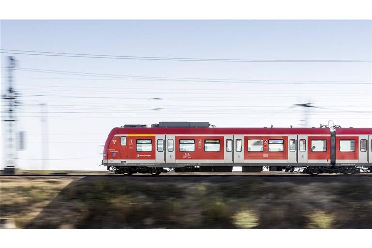 Schöner als Stau: Das Deutschlandticket soll Pendler auf die Schiene locken.