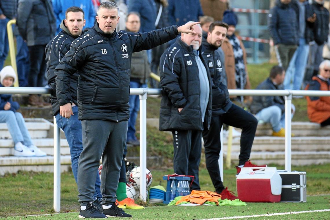 Schon beim Testspiel im Winter 2022 gegen die TSG Backnang hat Zlatko Blaskic seiner Elf die Richtung angezeigt. Für Gmünd solls hochgehen in die Oberliga. Foto: Alexander Becher