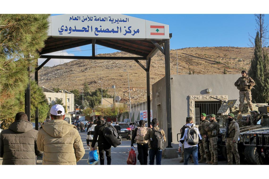 Schon wenige Stunden nach dem Ende der Assad-Herrschaft machen sich Flüchtlinge aus den Nachbarstaaten Libanon, Jordanien und Türkei auf den Weg zurück in die Heimat.