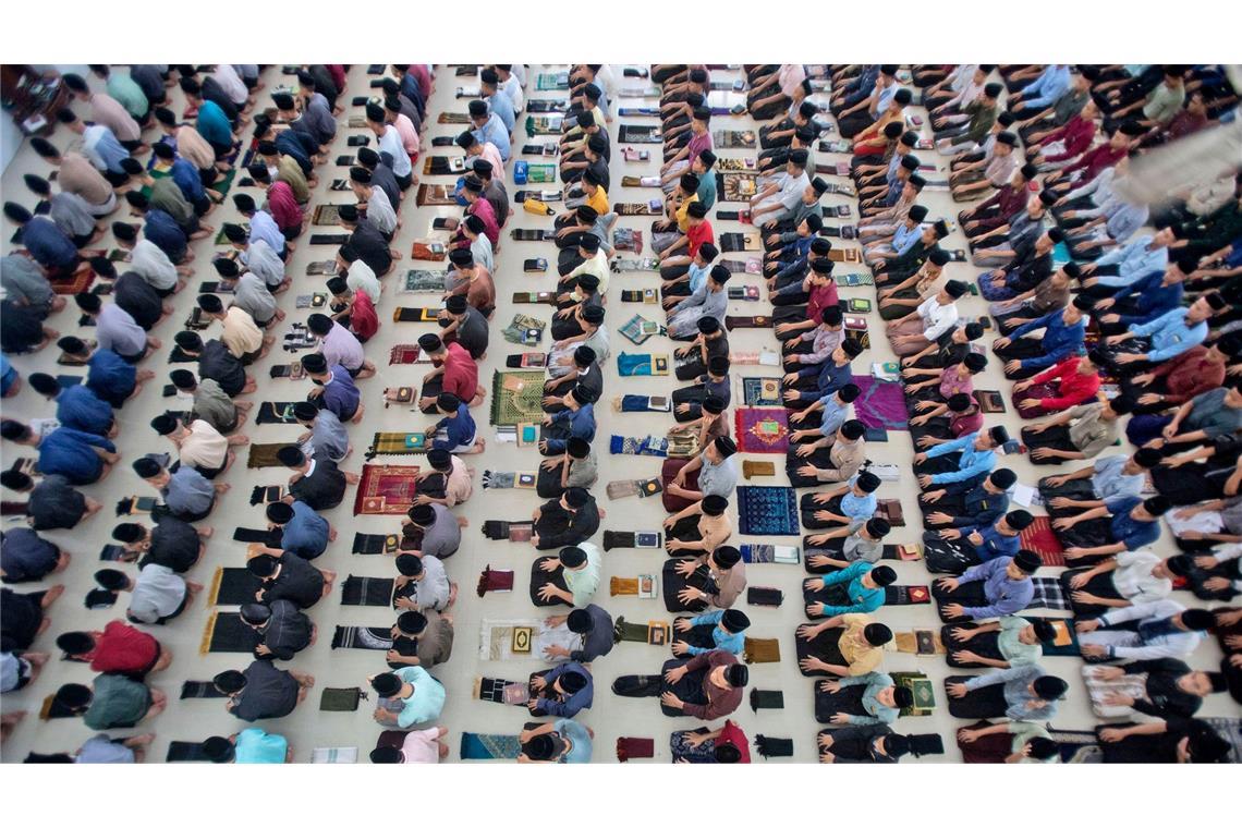 Schüler verrichten das Mittagsgebet während des heiligen Fastenmonats Ramadan in einer islamischen Schule in Indonesien.