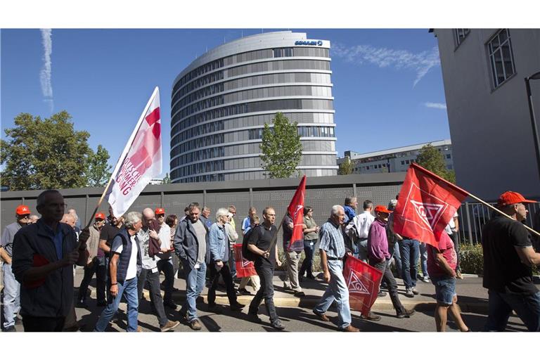 Schuler-Mitarbeiter demonstrieren am Standort Göppingen. (Archivbild)