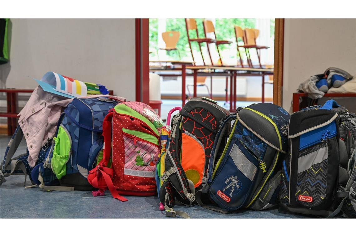 Schulranzen werden sich nach dem Ende der Sommerferien wieder vor den Klassenzimmern türmen.