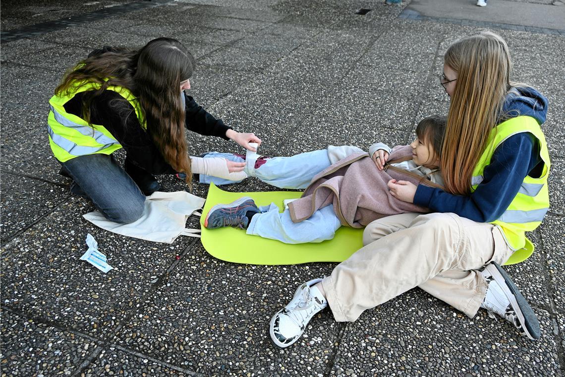 Schulsanitäterinnen leisten Erste Hilfe bei einer Schülerin mit Beinverletzung bei der Simulation eines Notfalls an der Schule. Foto: Elisabeth Klaper