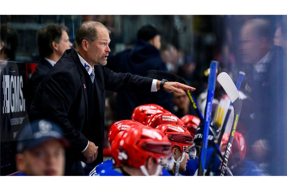 Schwenninger Wild Wings Trainer Steve Walker gestikuliert beim Spiel gegen die Iserlohn Roosters.